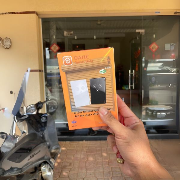 Công Tắc Cửa Cuốn Wifi Datic Smart Door (Màu đen) 11 cua cuon datic thucte5