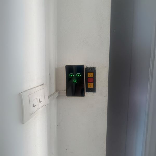 Công Tắc Cửa Cuốn Wifi Datic Smart Door (Màu đen) 12 cua cuon datic thucte4