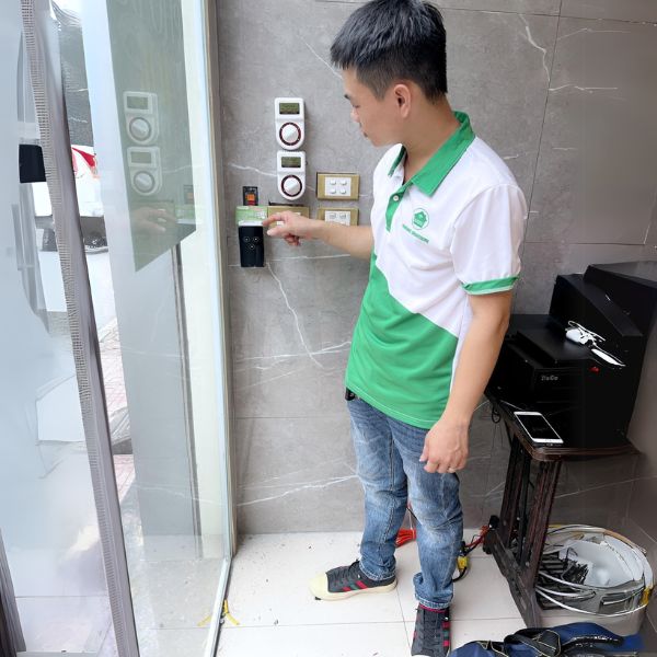 Công Tắc Cửa Cuốn Wifi Datic Smart Door (Màu đen) 13 cua cuon datic thucte3