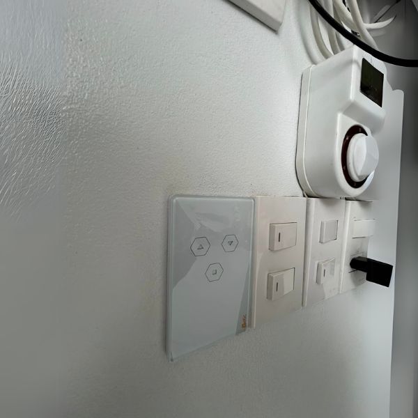 Công Tắc Cửa Cuốn Wifi Datic Smart Door (Màu đen) 14 cua cuon datic thucte2